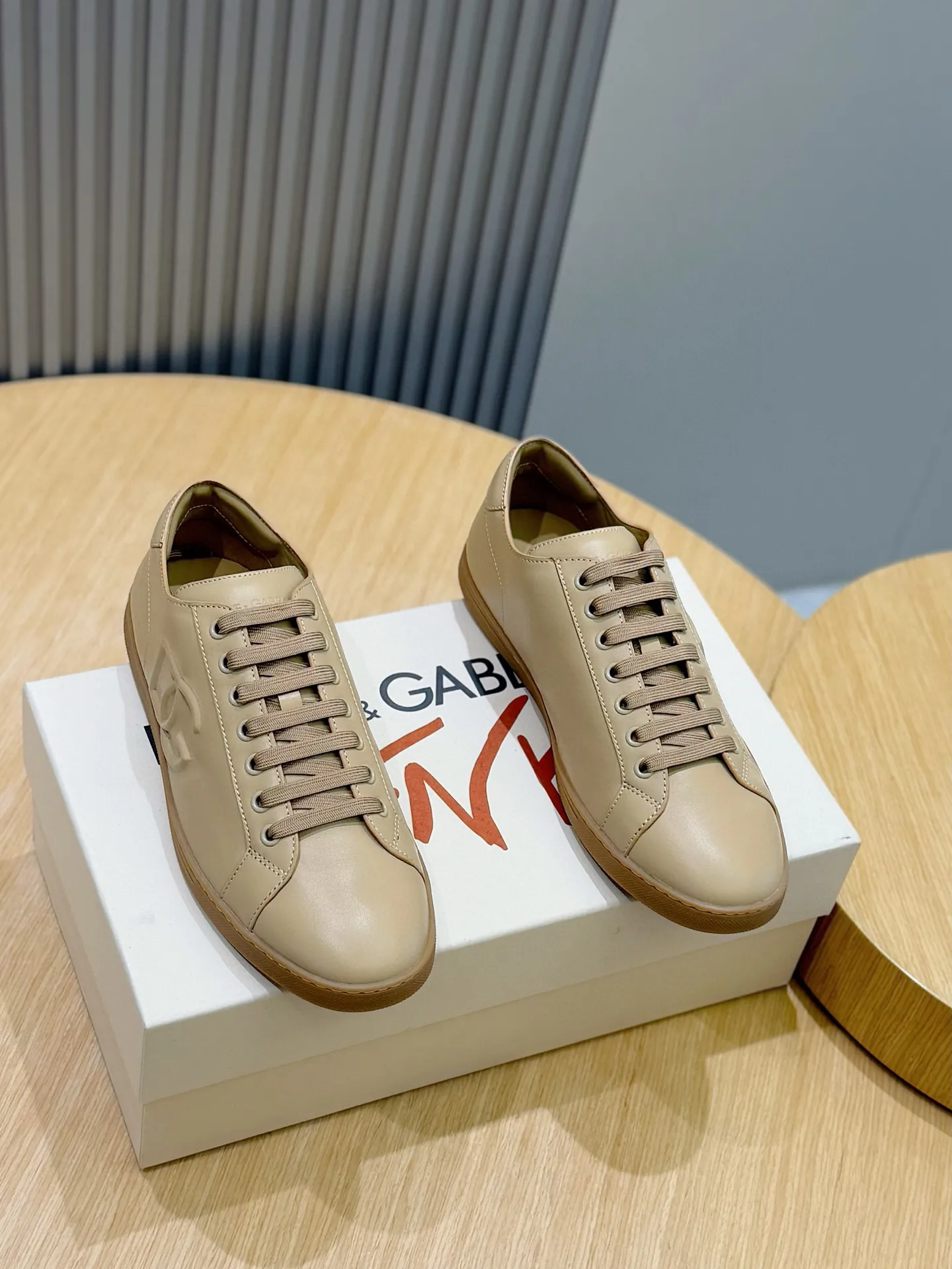 Men's Men's Shoes💰400 [New Style]🐏🐏DG men's calfskin sneakers Portofino Yacht shoes, simple and versatile design, unique saddle leather soles. The Dolce &G logo rear wing is the icing on the cake. Imported cowhide + rubber outsole Size: 39-44 (customized at 38.45)
